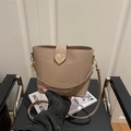 Bolso cubo caqui retro en piel texturizada con elegante cierre de corazón dorado - Caqui