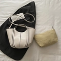 Sac seau crème avec bordure noire, pochette intérieure en toile et fine bandoulière - Blanc