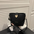 Elegante borsa a secchiello nera a grana litchi con chiusura a cuore dorata e tracolla - Nero