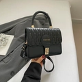 Bolso acolchado negro con cierre dorado y texto de moda en la correa ajustable - Negro