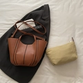 Sac seau en cuir marron avec bordures contrastées et pochette intérieure en toile - Marron