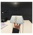 Détail du mini sac en cuir PU blanc avec boucle dorée en S et fine chaîne à perles - Blanc