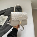 Elegante bolso acolchado blanco crema con cierre giratorio dorado y texturas onduladas - Blanco