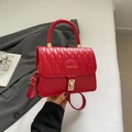 Elegante bolso de mano en cuero acolchado rojo con cierre dorado y asa para mujer - Rojo
