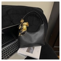 Dettaglio della borsa hobo nera con trama a grana di litchi e foulard di seta decorativo - Nero