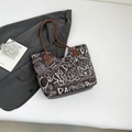 Borsa tote marrone scuro con stampa graffiti bianca e motivi di gatti stile street art - Caffè senza Ciondolo