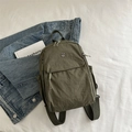 Mochila ligera de nailon verde militar con múltiples compartimentos y logo metálico - Verde