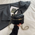 Schwarze gesteppte Mini-Tasche aus Leder mit Goldkette und Doppelreißverschluss - Schwarz
