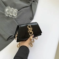 Glänzende schwarze Mini-Umhängetasche aus Kunstleder mit goldenem S-Logo und Kugel-Kette - Schwarz