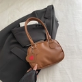 Sac à main en cuir marron avec charm en cœur et boucles en métal argenté - Marron