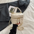 Elegantes weißes gestepptes Vanity Case mit goldener Kette für Damen - Weiß