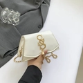 Weiße minimalistische Kettenschultertasche mit goldenem S-Logo und Crossbody-Riemen - Weiß
