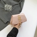 Rosafarbene minimalistische Umhängetasche mit goldenem SSS-Logo und Perlenkette - Rosa