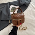 Braune gesteppte Kettentasche mit Doppelreißverschluss und goldfarbenen Details - Khaki