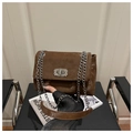 Detail der braunen Wildledertasche mit kristallbesetztem silbernem Drehverschluss-Verschluss - Kaffeebraun