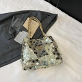 Sprankelende zilveren pailletten tas met gouden ketting en elegant metalen logo - Goud