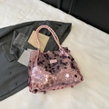Roze pailletten shopper met geweven handvatten op een grijze blazer jasje - Roze