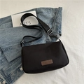 Minimalistische schwarze Canvas Umhängetasche mit verstellbarem Gurt und Lederpatch - Schwarz