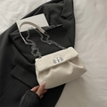 Witte geplooide wolktas met zilveren ketting op een zwart colbert voor dames - Wit