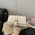 Borsa baguette francese in pelle lucida bianco crema con fibbia in metallo argento - Bianco