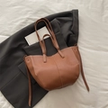 Borsa tote marrone a grana con cuciture bianche a contrasto e tracolle rinforzate - Marrone