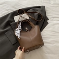Sac seau marron grainé avec foulard en soie à pois et bandoulière réglable élégante - Style Décoré d'un Foulard / Marron