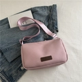 Minimalistische hellrosa wasserdichte Nylon-Umhängetasche mit modischem Etikett - Rosa