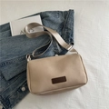 Khaki Umhängetasche für Damen aus Canvas mit breitem Gurt und modischem Logo-Patch - Khaki
