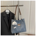 Borsa tote floreale con tracolle in pelle marrone, catene argentate e ciondolo a nuvola - Blu con ciondolo