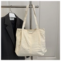 Detalle del bolso tote de nailon beige arrugado con etiqueta FASHION y asas largas - Blanco