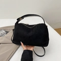 Borsa a tracolla nera opaca minimalista con fibbia dorata e tracolla regolabile - Nero