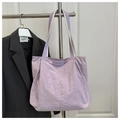 Detalle del bolso tote de nailon morado claro con etiqueta fashion y correa ancha - Morado