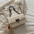 Borsa a tracolla bianco crema con catena in metallo e chiusura a girello - Bianco