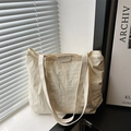 Bolso tote grande minimalista en color crema con textura arrugada y parche de moda - Blanco