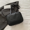 Minimalistische schwarze Shopper-Tasche aus Leder mit silbernen Metallteilen - Schwarz (Ohne Anhänger)