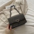 Borsa a tracolla chic con stampa leopardata scura, catena in metallo e fibbia con borchie - Grigio