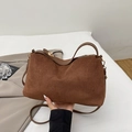 Borsa a spalla da donna in pelle scamosciata marrone con dettagli dorati e capiente - Marrone