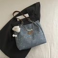 Sac cabas en jean fleuri bleu avec bandoulière en cuir et décorations en perles - Avec Pendentif / Bleu
