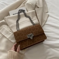 Borsa a tracolla leopardata marrone con catena in metallo e consistenza scamosciata - Marrone