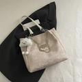 Sac tote en jacquard beige avec motif floral, chaîne de perles et charme nuage - Avec Pendentif / Kaki