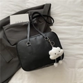 Schwarze Bowling-Tasche im Vintage-Stil mit Wolken-Anhänger auf grauem Blazer - Schwarz (Mit Anhänger)