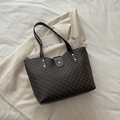 Grand sac cabas marron foncé à motif M et bandoulières noires sur fond blanc - Marron