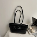 Schwarze Baguette-Schultertasche aus PU-Leder mit Retro-Gürtelschnalle und Doppelgurten - Schwarz