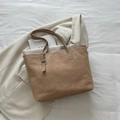 Grande borsa tote in pelle scamosciata marrone da donna con tracolla su blazer beige - Cachi