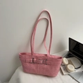 Rosa Vintage-Tragetasche mit Metallschnalle und matter Textur auf weißem Schreibtisch - Rosa
