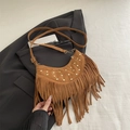 Borsa a mezzaluna boho in pelle scamosciata marrone con frange e borchie dorate - Marrone