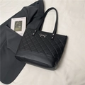 Borsa tote trapuntata nera in pelle PU con fiocco argentato e tracolla fissa - Nero