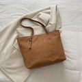 Borsa tote marrone minimalista in tela con fibbia in pelle e tracolla lunga - Marrone