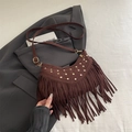 Dunkelbraune Wildleder Umhängetasche im Boho-Stil mit langen Fransen und Nieten - Braun