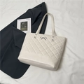 Elegante borsa tote avorio trapuntata con fiocco argentato e tracolla minimalista - Bianco